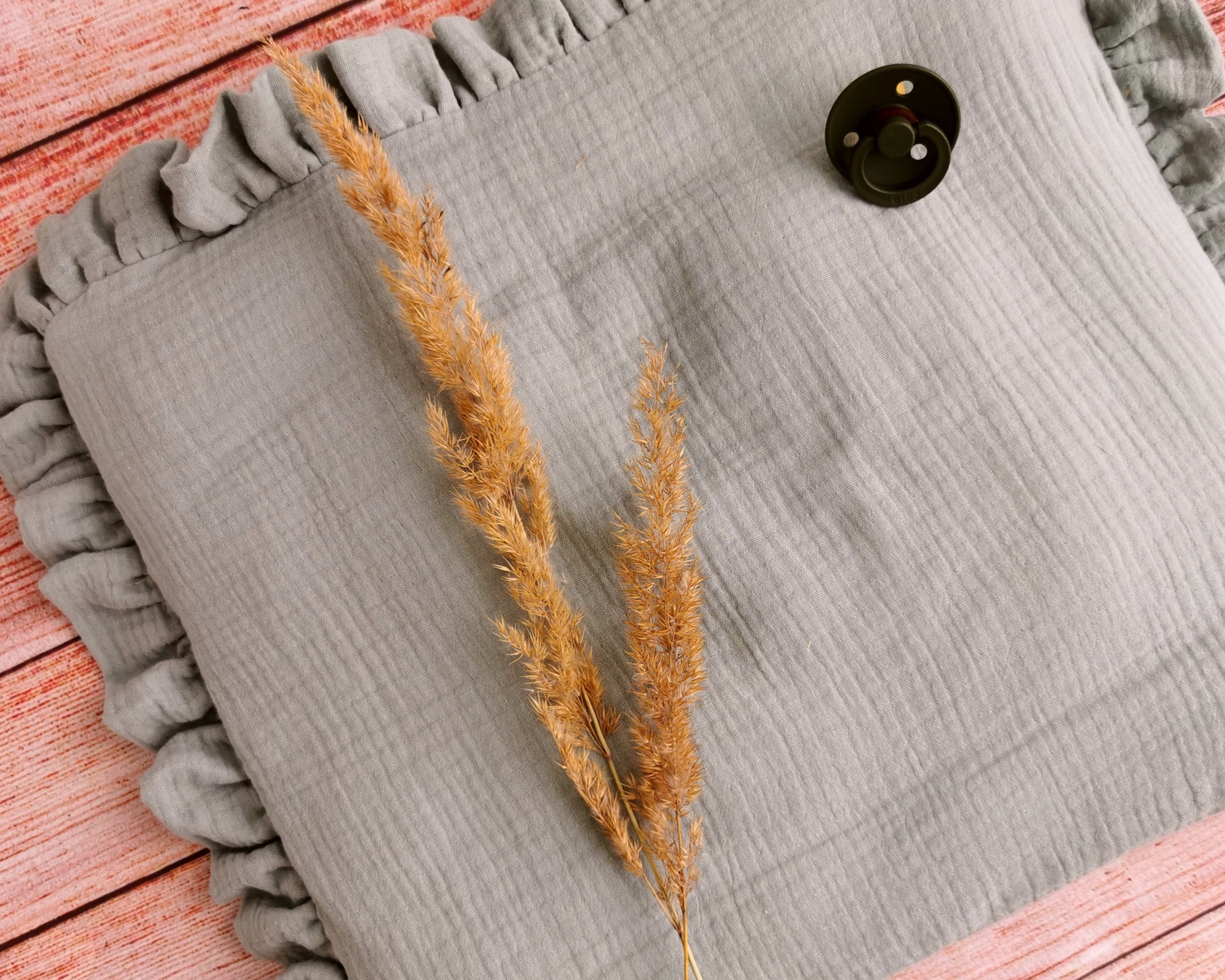 Muslin pillowcase with ruffles Sage green