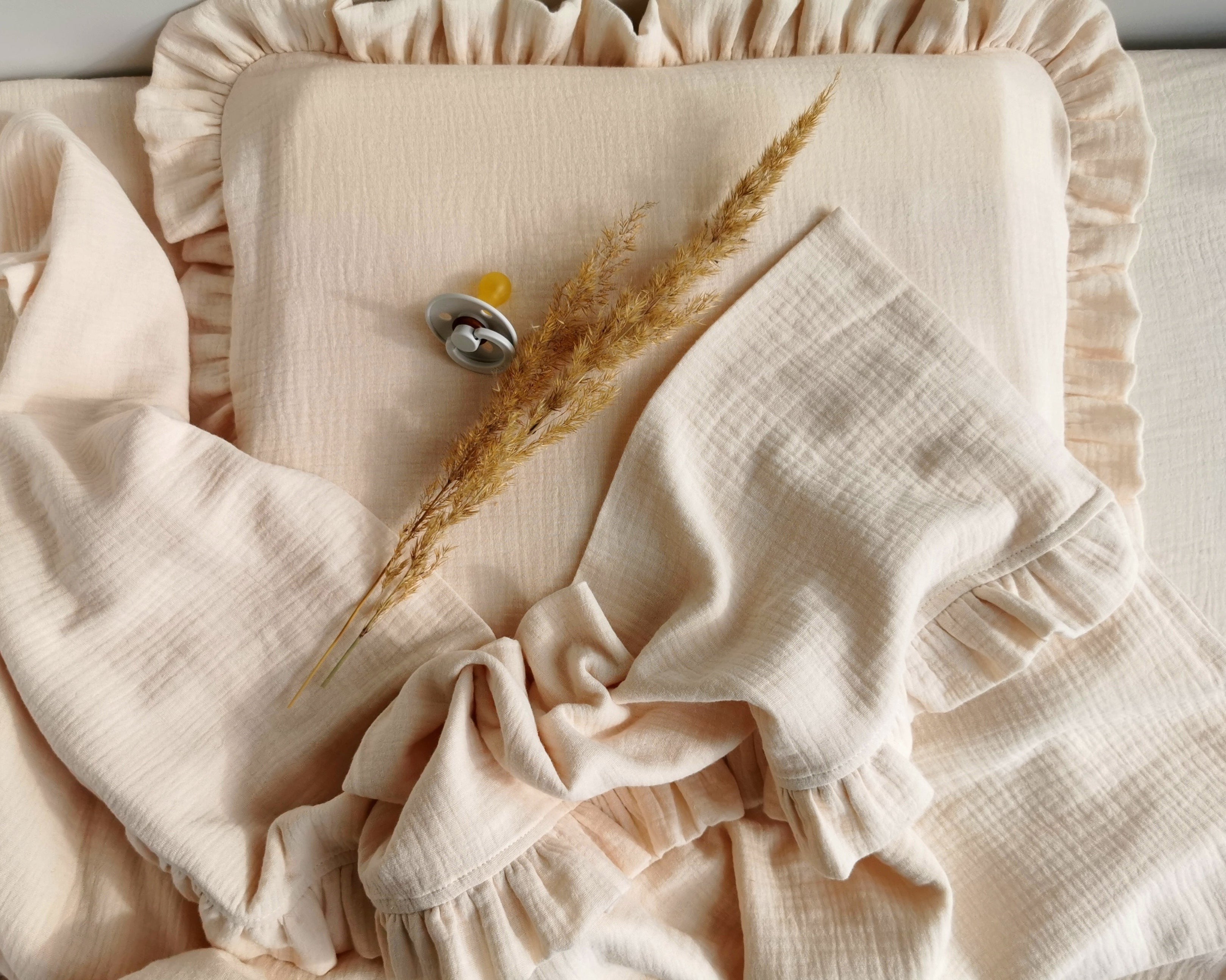 Muslin baby bedding set with ruffles Natural
