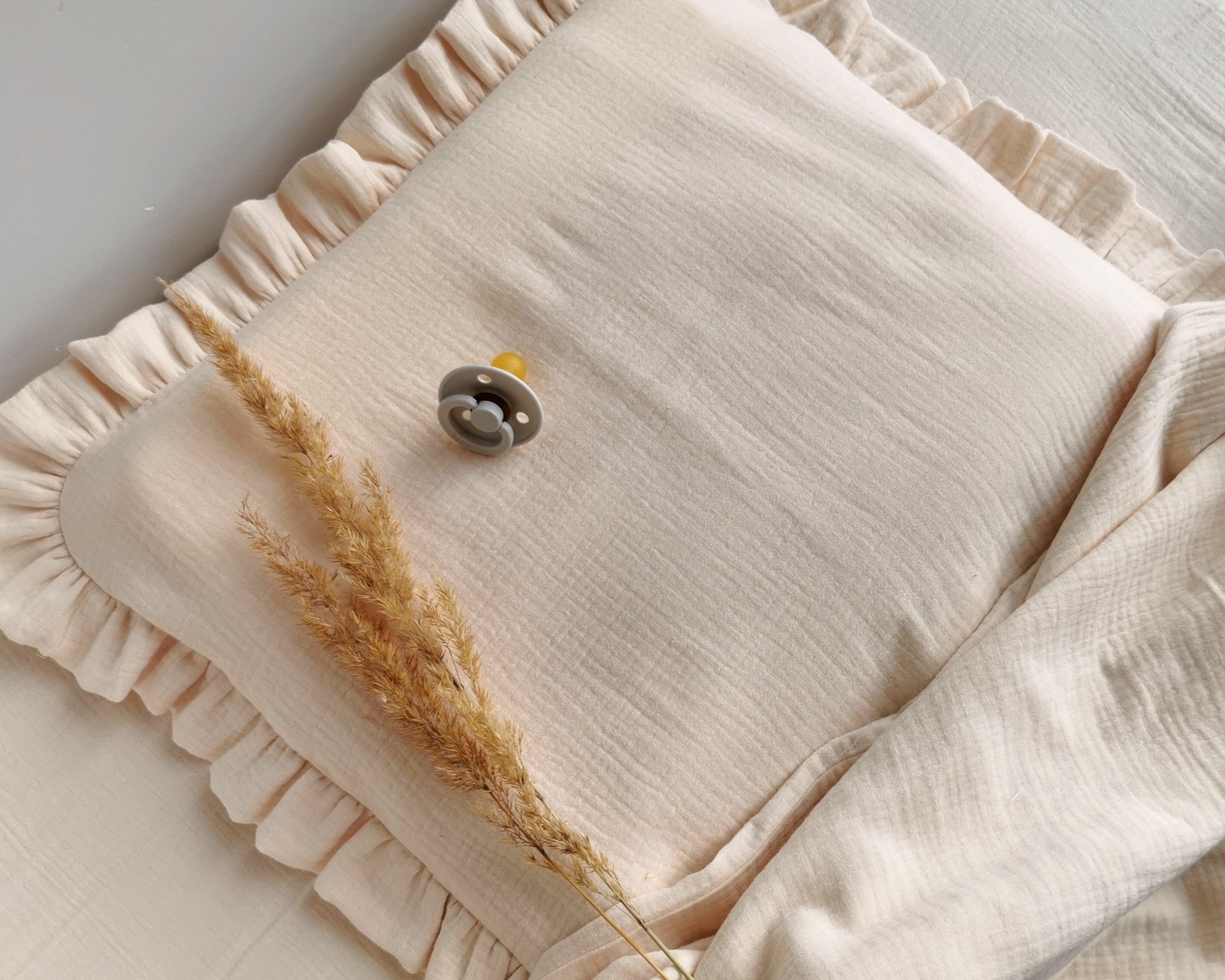 Muslin pillowcase with ruffles Cream