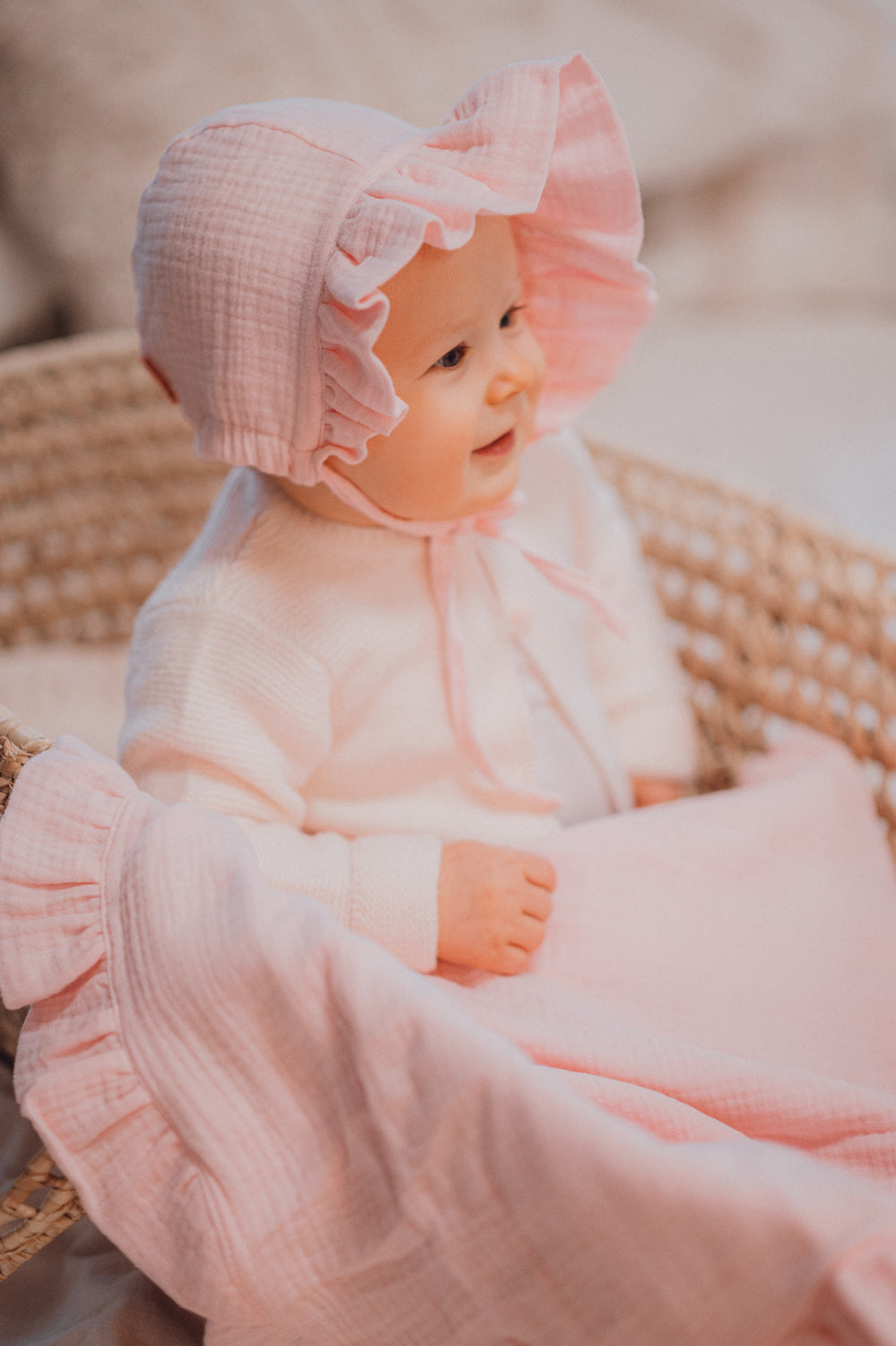 Muslin baby summer bonnet with ruffles - Old Pink