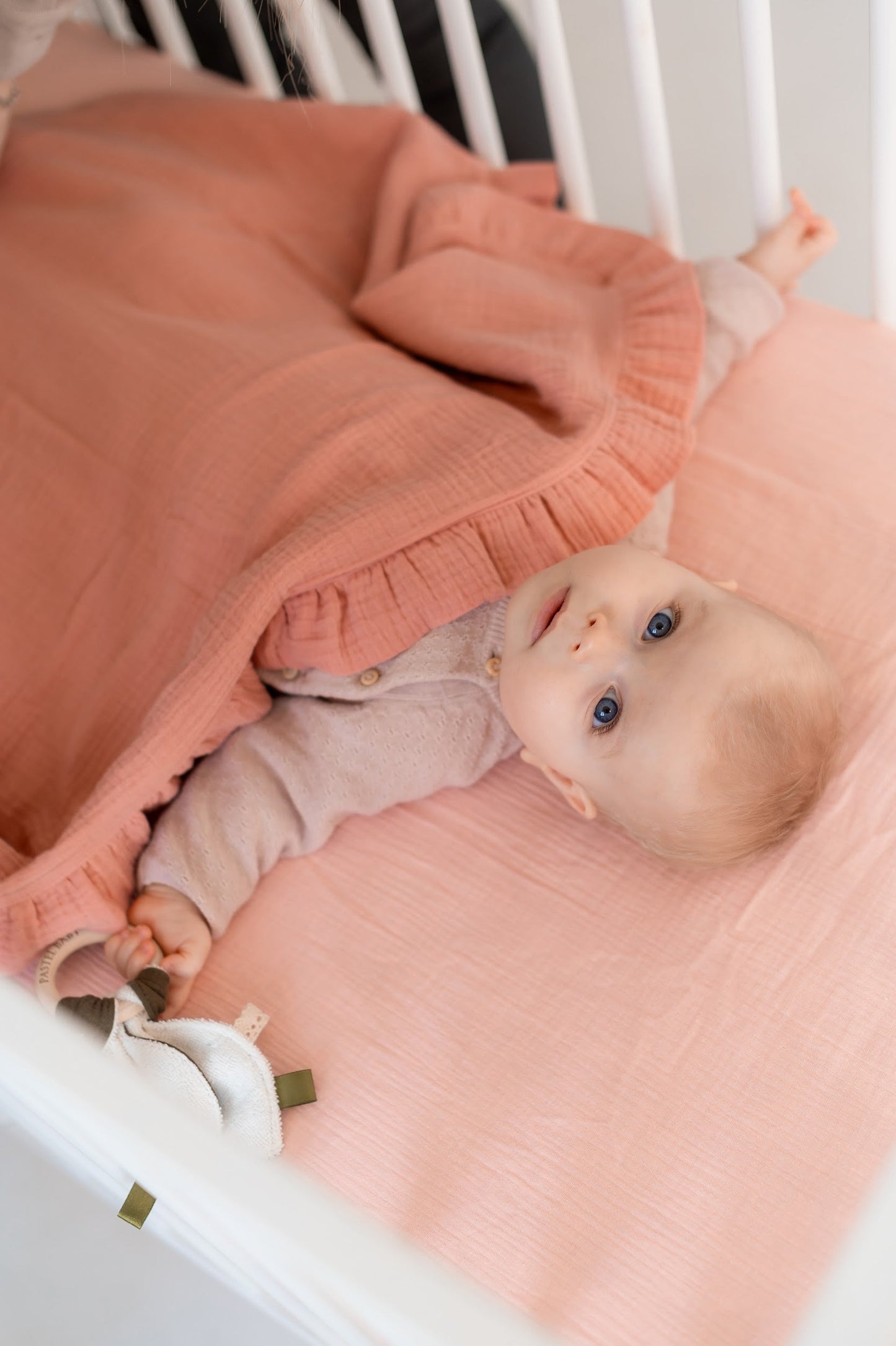 Organic Muslin baby blanket with ruffles - White