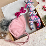 Dāvanu komplekts meitenei - rozā vilnas cepure, samta matu sprādze un mīksta žirafe 