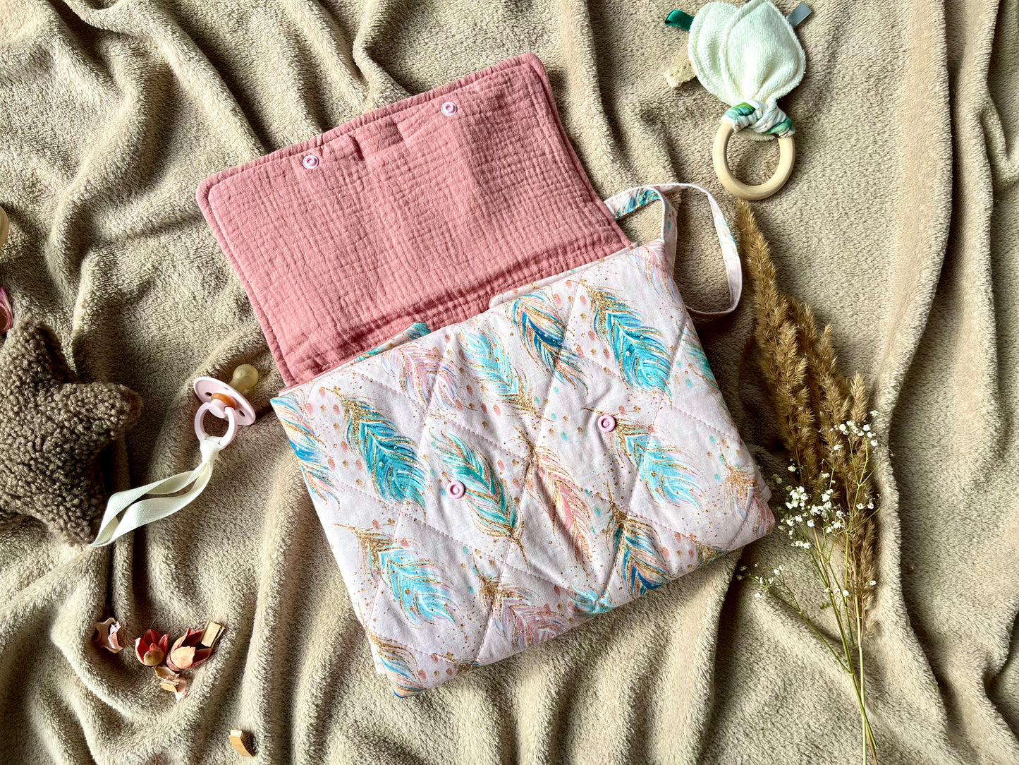 Portable changing pad - Pink & Feathers