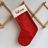 Personalizētas Ziemassvētku zeķes ar izšūtu vārdu – 8 svētku raksti, 6 diegu krāsas, ierobežots daudzums