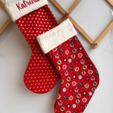 Personalizētas Ziemassvētku zeķes ar izšūtu vārdu – 8 svētku raksti, 6 diegu krāsas, ierobežots daudzums