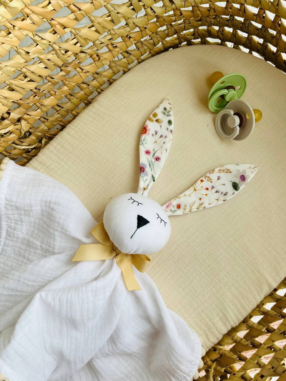 Miega lupatiņa zaķis,  Balts ar ziedu ausīm un bumbiņu apmalīti