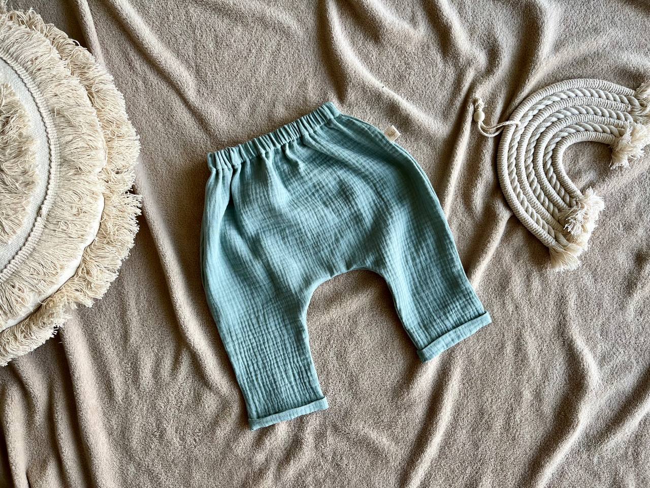 Muslīna bērnu komlekts - bikses un pārlokāma krekla - veczaļā krāsā
