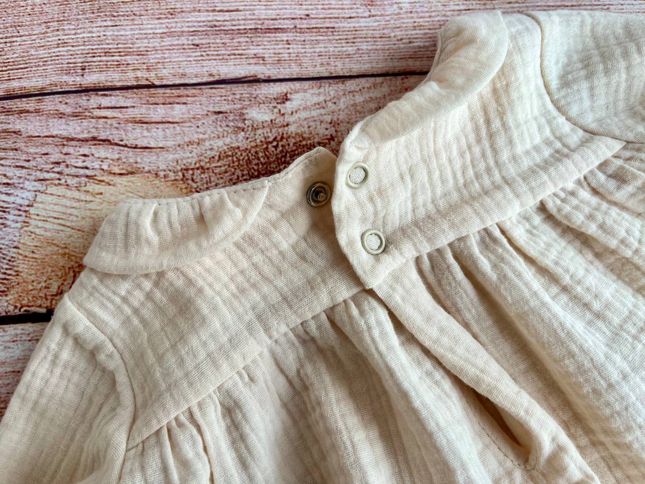 Muslin long sleeve baby girl romper with ruffles - Natural