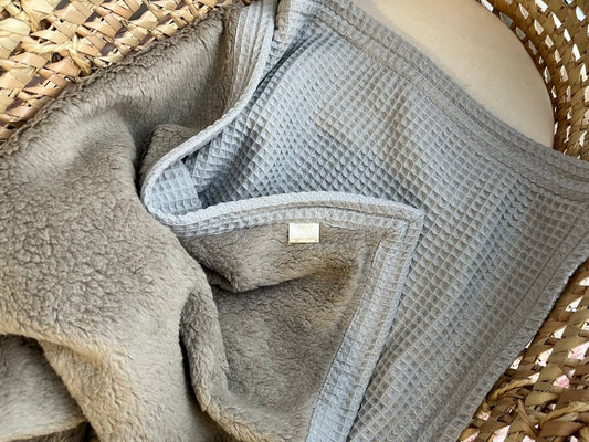 Warm cuddle baby blanket with soft camel plush - Light grey