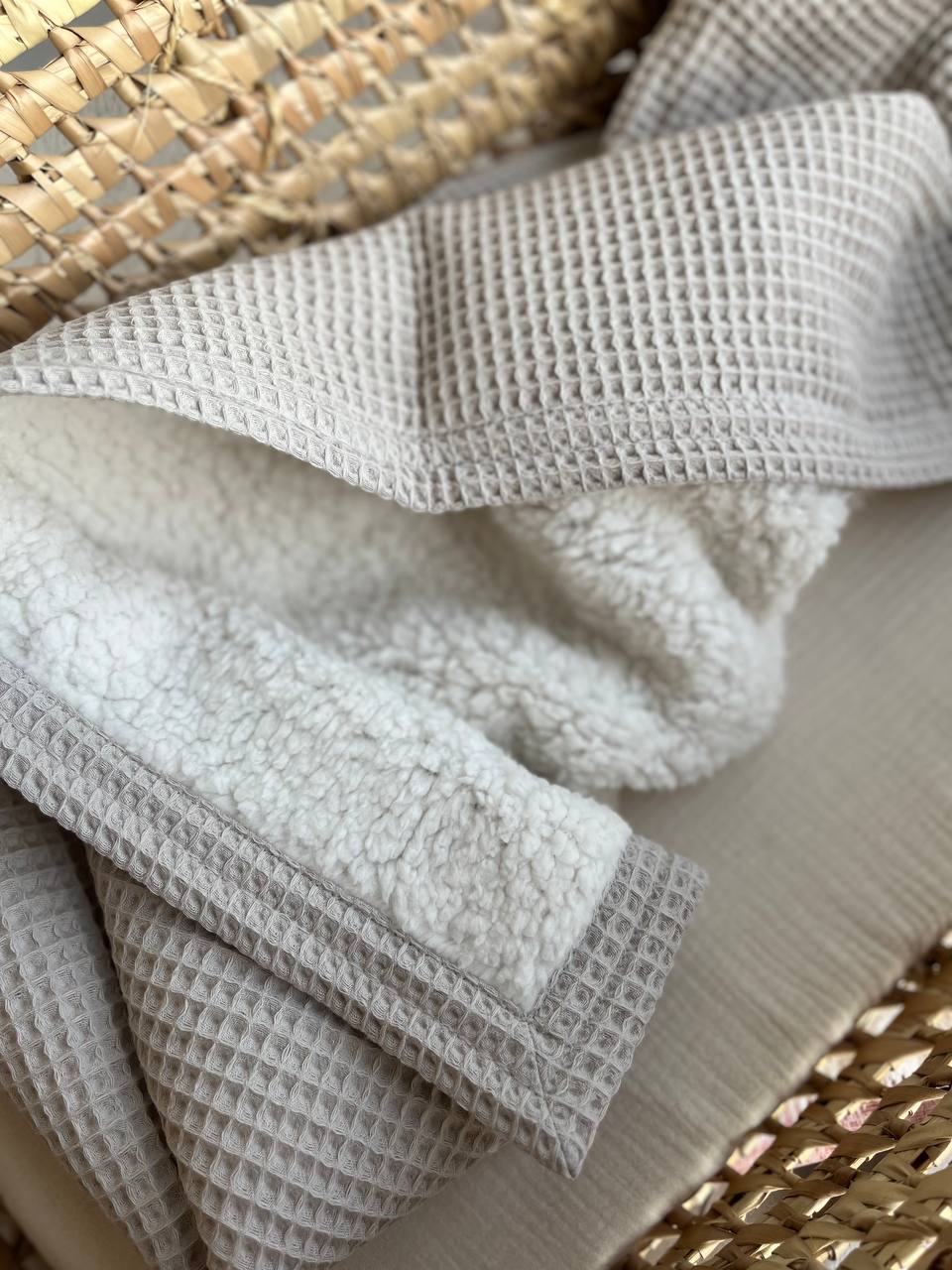 Warm cuddle baby blanket with soft ivory plush - Neutral Sand