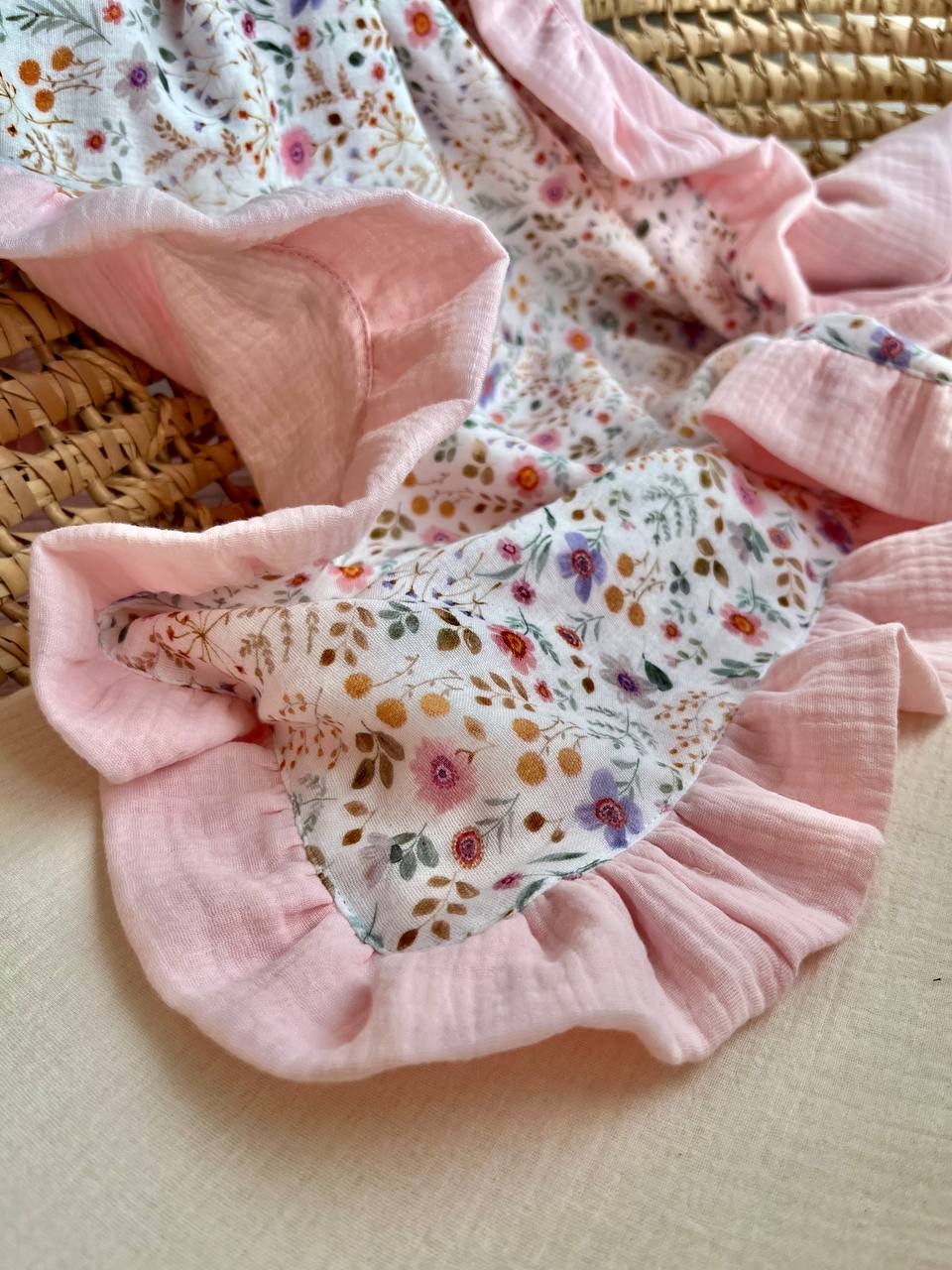 Muslin baby blanket with ruffles -  Pink Meadows