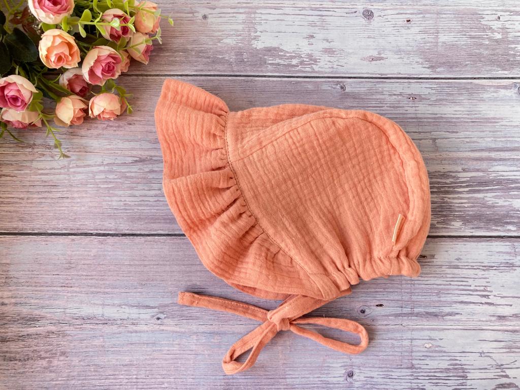 Muslin baby summer bonnet with ruffle and ties - Coral