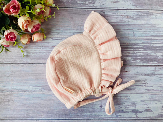 Muslin baby summer bonnet with ruffle and ties - Light pink