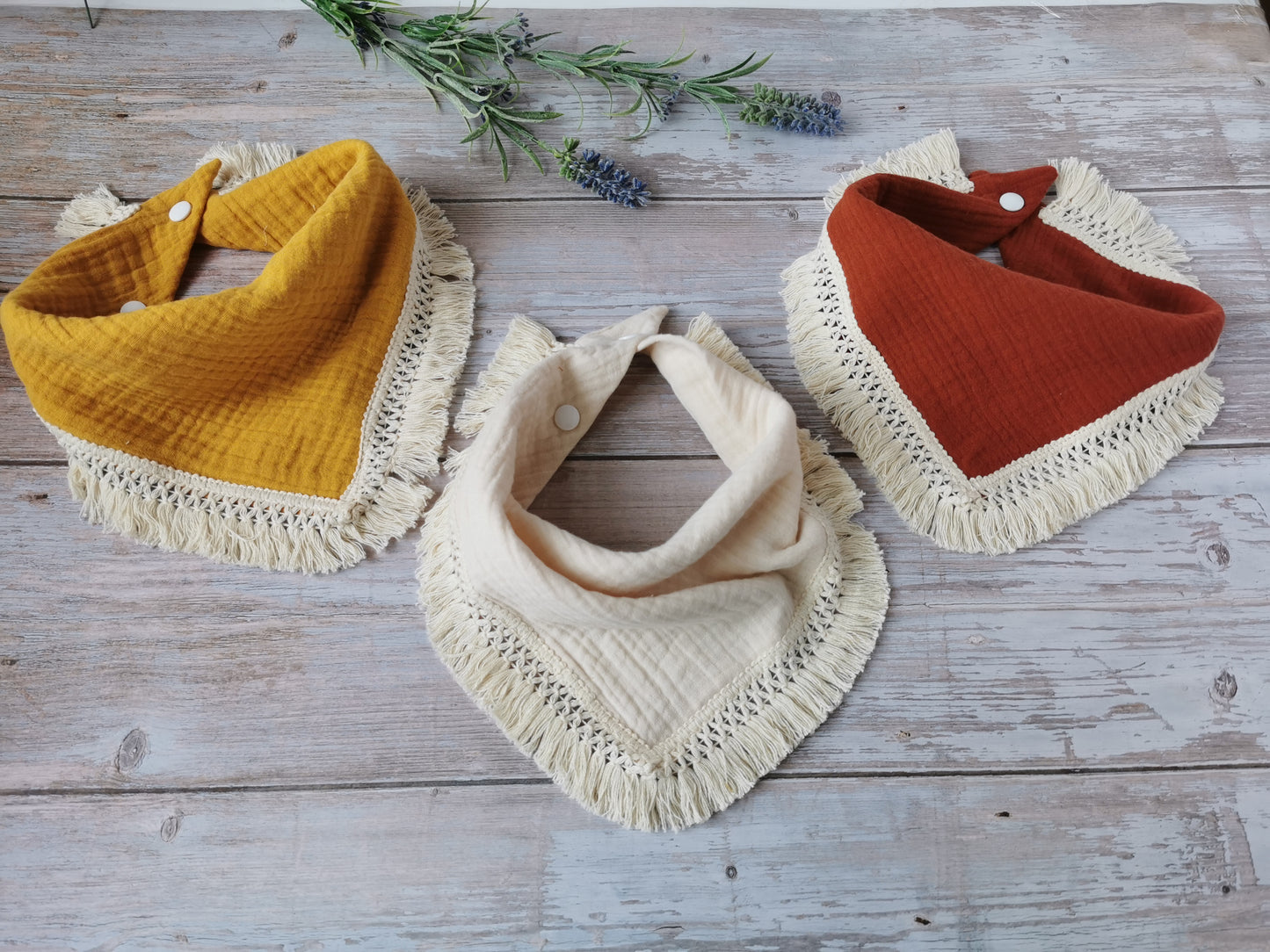 Boho-Babylätzchen aus Doppelgaze mit Fransenbesatz aus Baumwolle - hellbeige