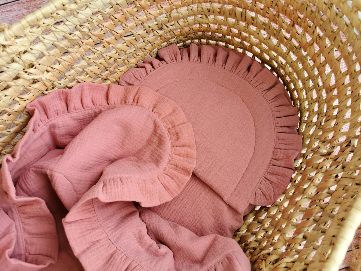 Newborn Ruffled muslin Pillow - Old pink