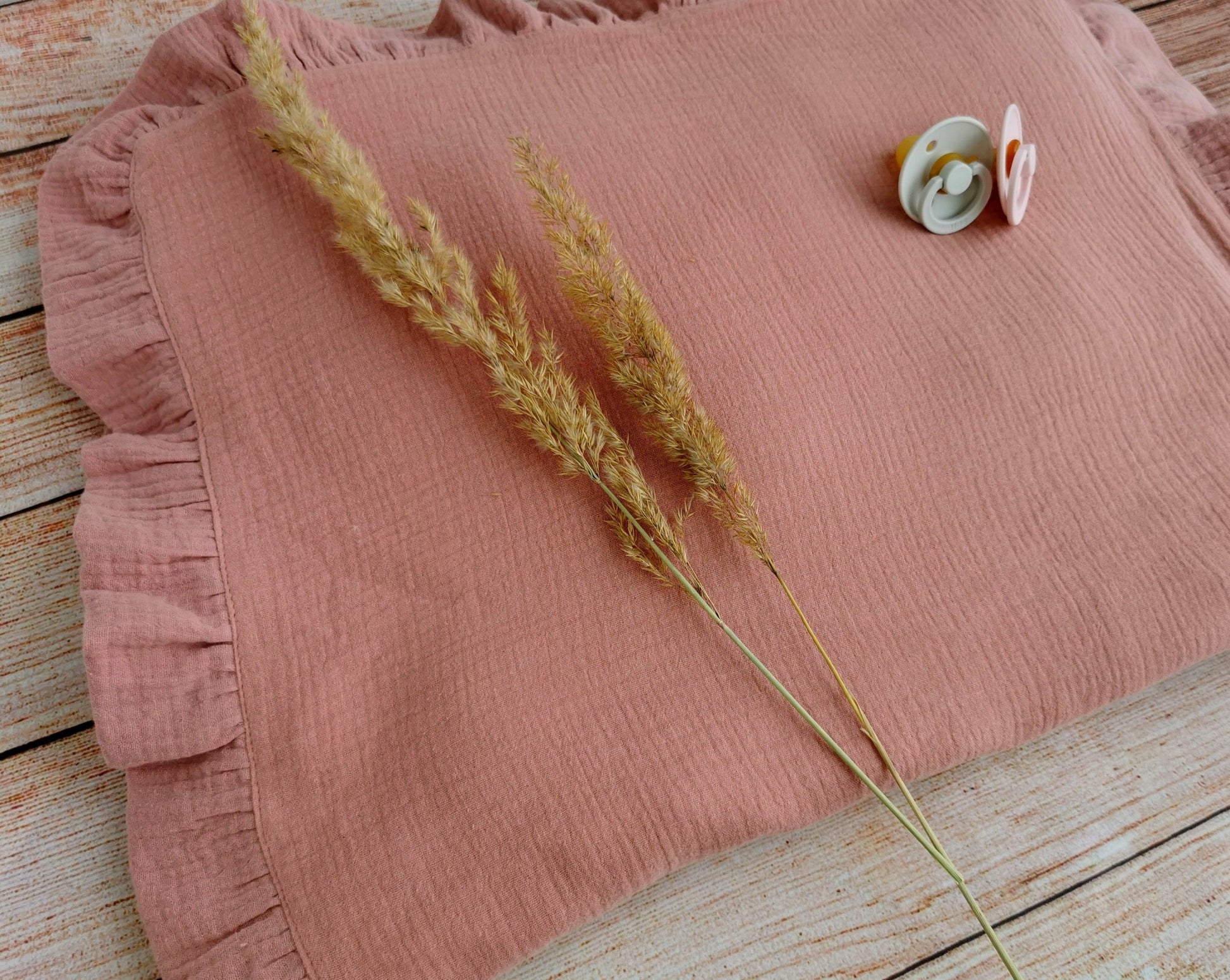 Muslin pillowcase with ruffles Old pink
