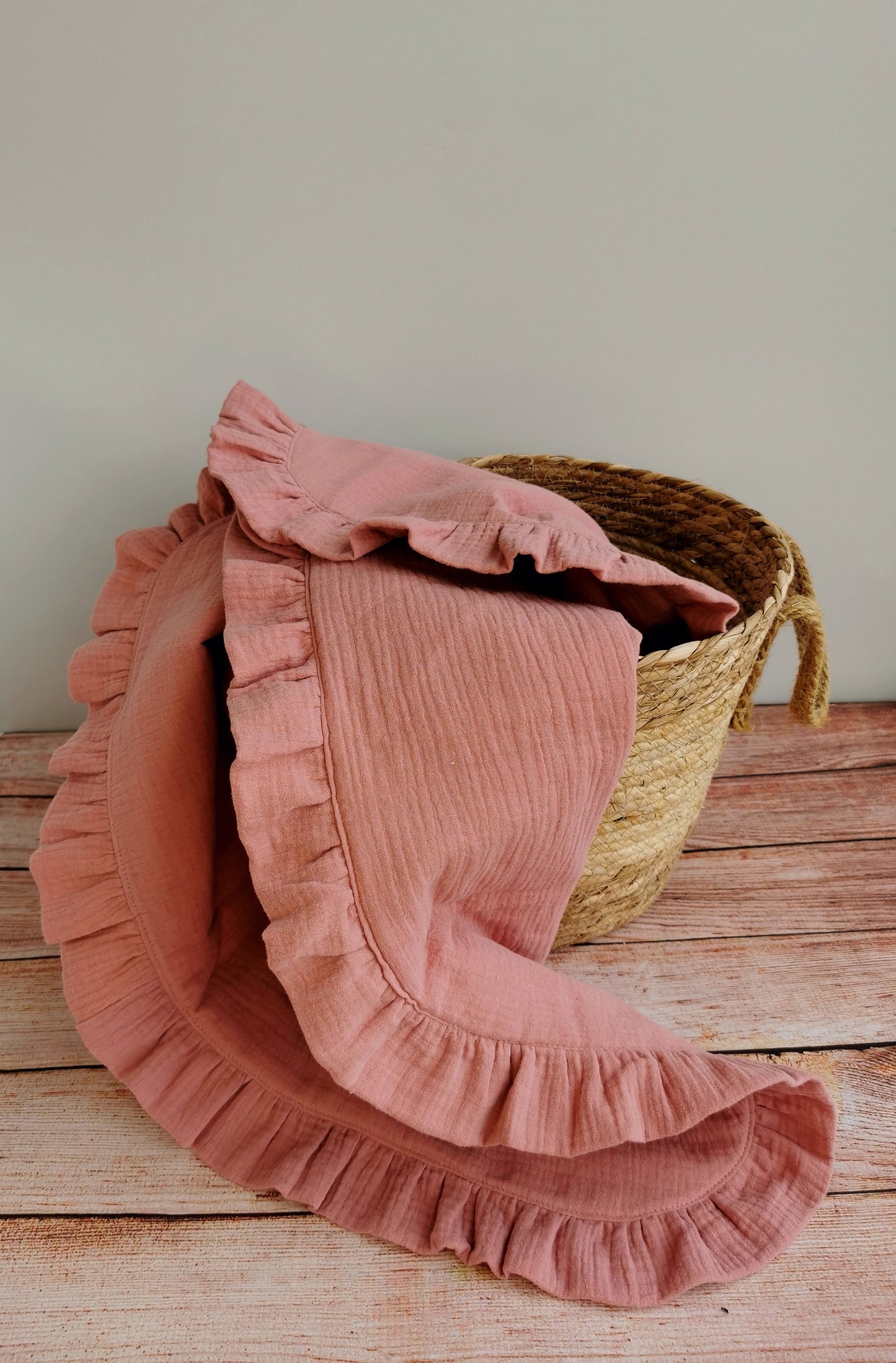 Padded Muslin baby blanket with ruffles - Old Pink