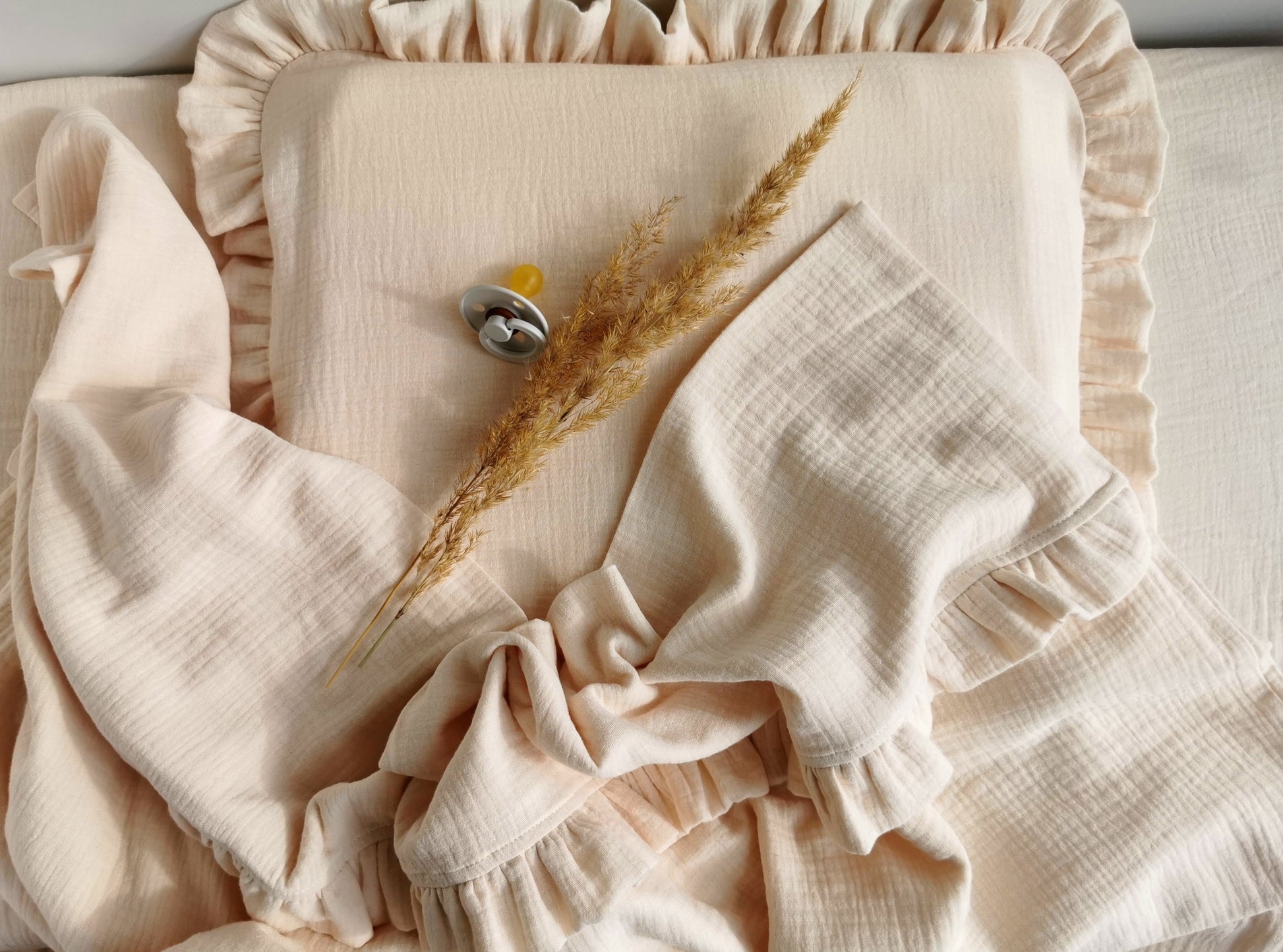 Muslin baby bedding set with ruffles Natural