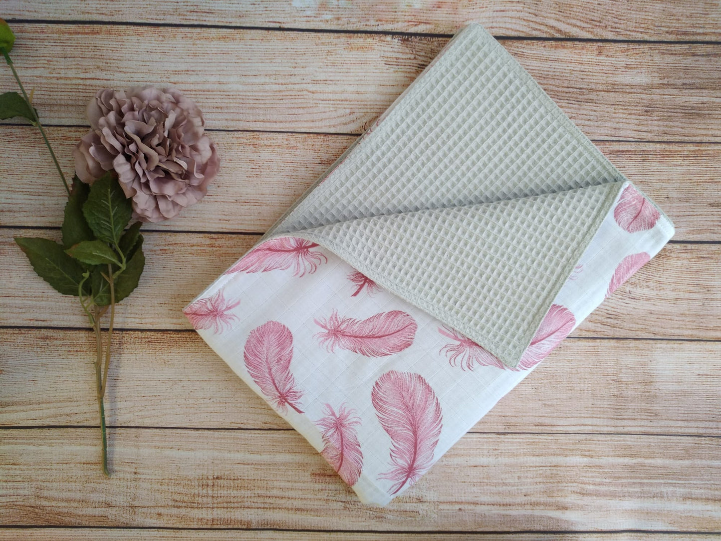 Waffle baby blanket - Light grey waffle and pink feather muslin