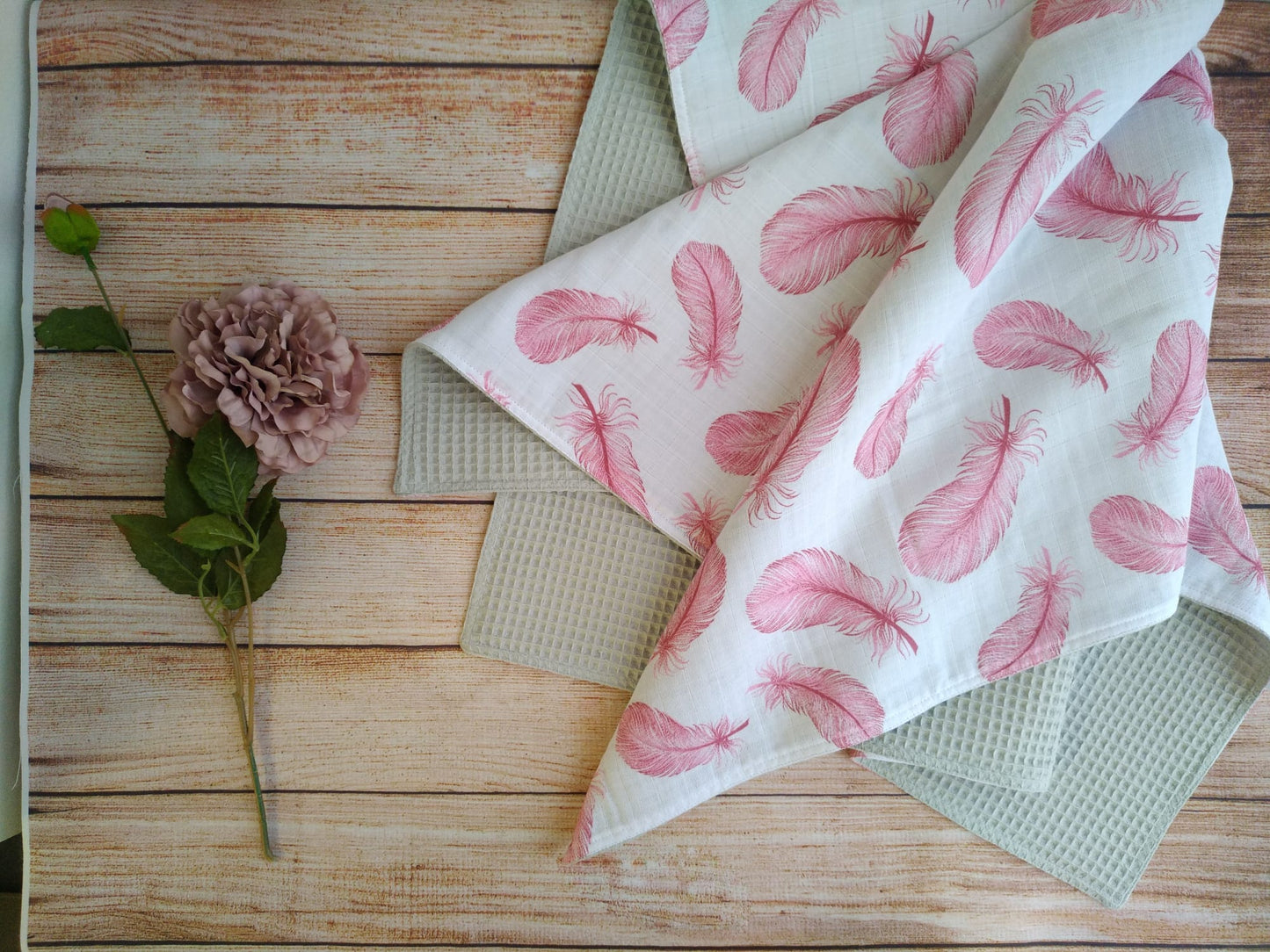 Vafeļu sedziņa - Mint krāsā ar rozā spalvām