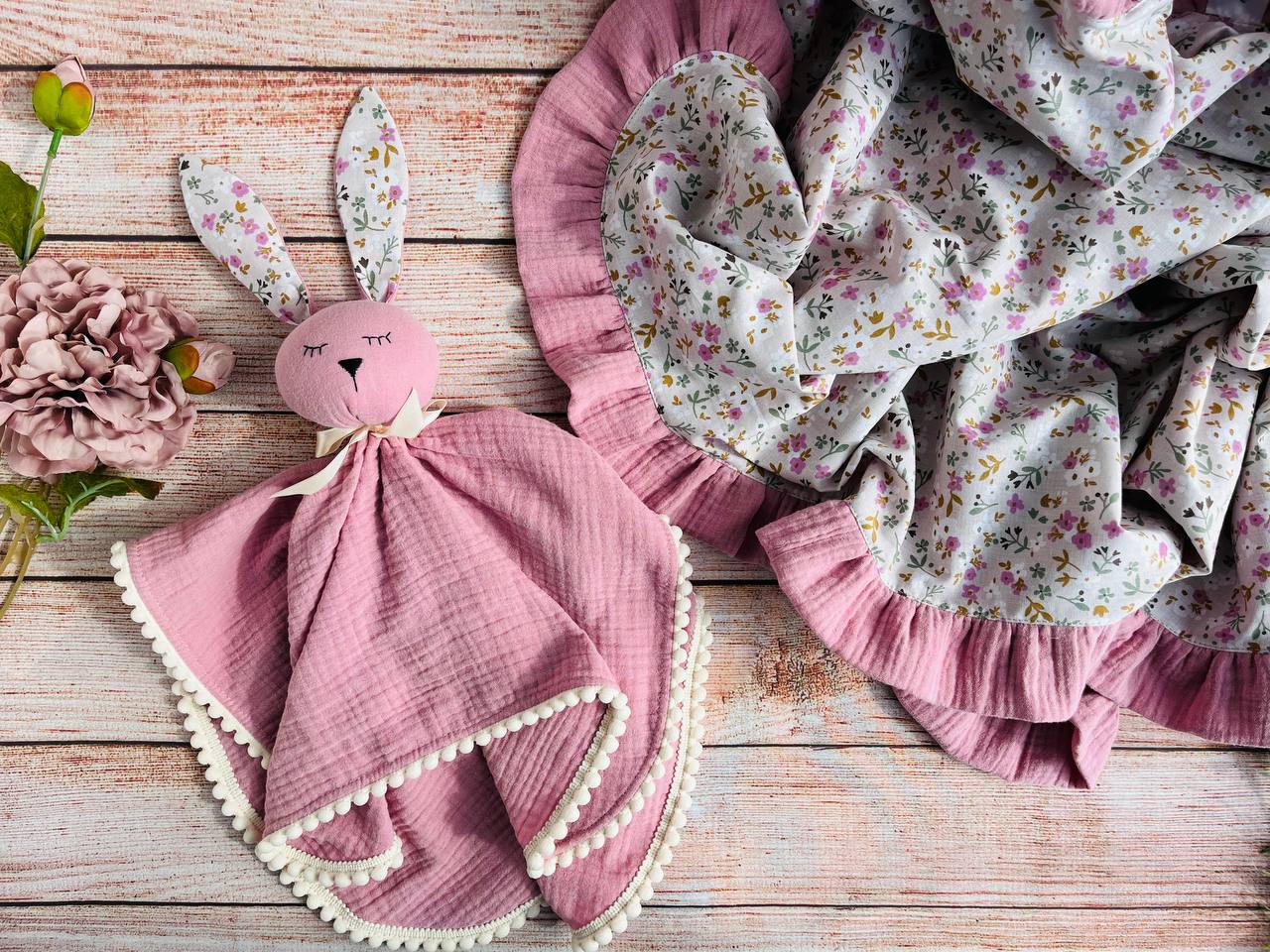 Double gauze Baby comforter Bunny in dusty pink with floral ears
