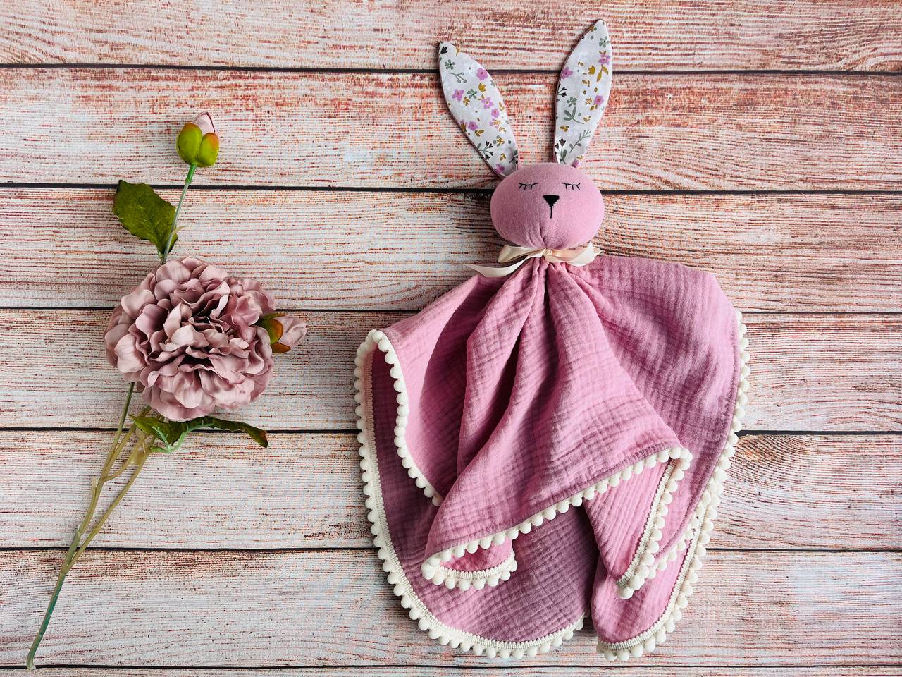 Double gauze Baby comforter Bunny in dusty pink with floral ears